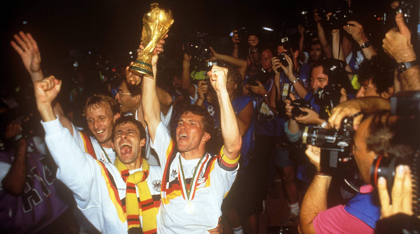 Matthäus und Littbarski feiern den dritten deutschen WM-Titel © imago