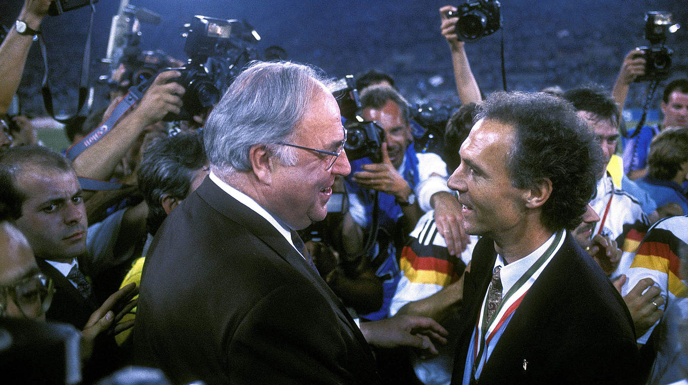 Glückwünsche vom Bundeskanzler: Helmut Kohl gratuliert Franz Beckenbauer © imago