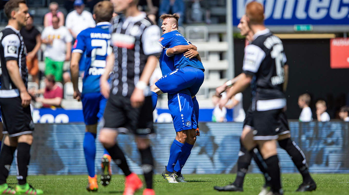 Jubel in Aalen: der Karlsruher SC und Torschütze Marvin Pourie (3.v.r.) © 2018 Getty Images