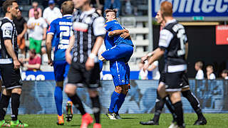 Jubel in Aalen: der Karlsruher SC und Torschütze Marvin Pourie (3.v.r.) © 2018 Getty Images