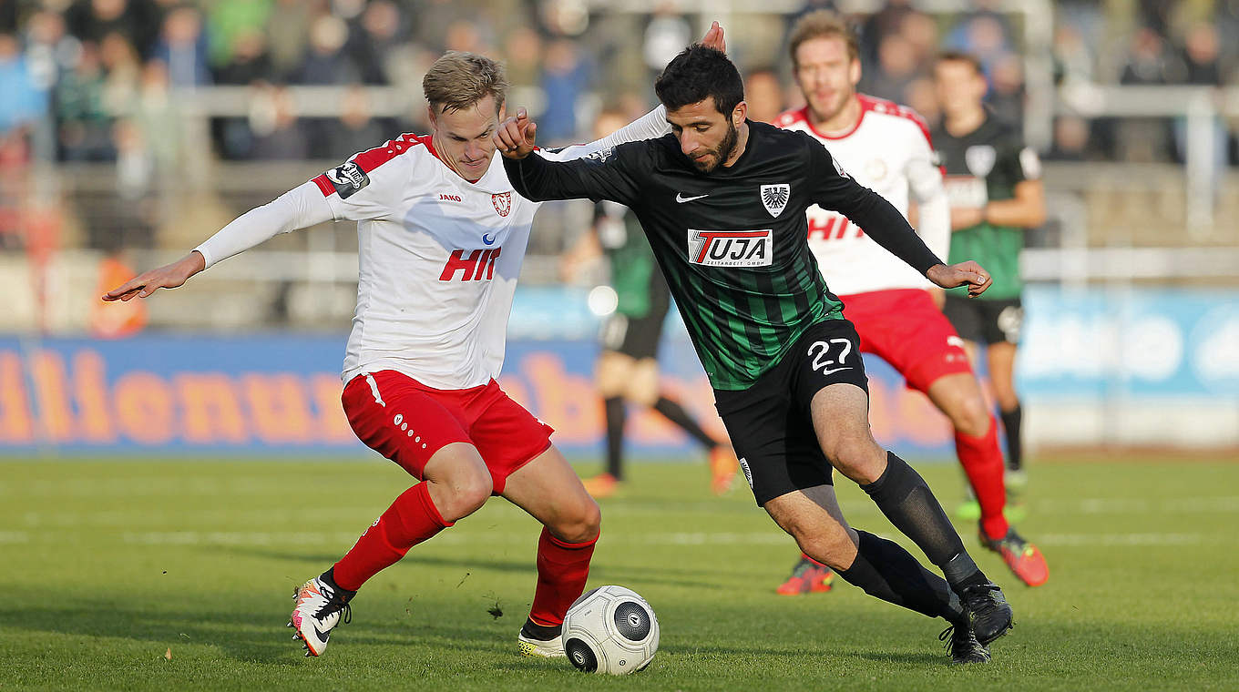 Verlässt Preußen Münster: Rekordspieler und Publikumsliebling Mehmet Kara (2.v.l.) © 2016 Getty Images