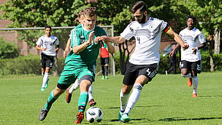 Führt die DFB-U 17 zum zweiten Sieg: Kapitän Tom Kinitz (r.)  © DFB