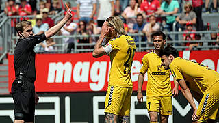 Muss zwei Spiele pausieren: Julian Leist (r.) © imago/HMB-Media