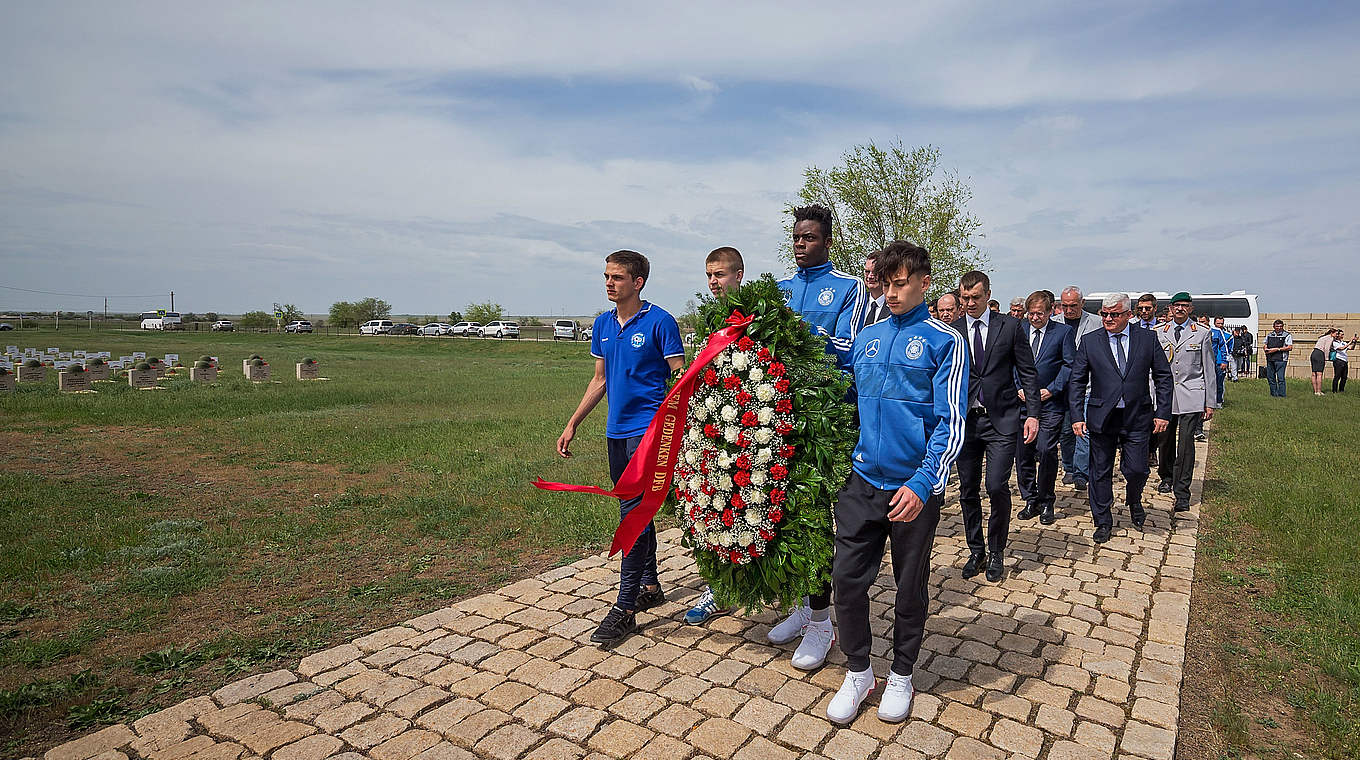 Kranzniederlegung: Deutsche und russische U 18-Spieler auf dem Friedhof Rossoschka © 2018 Getty Images