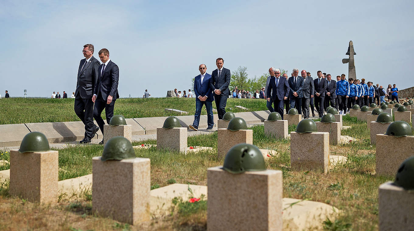 The delegation visiting the military cemetery at Rossoschka © 2018 Getty Images