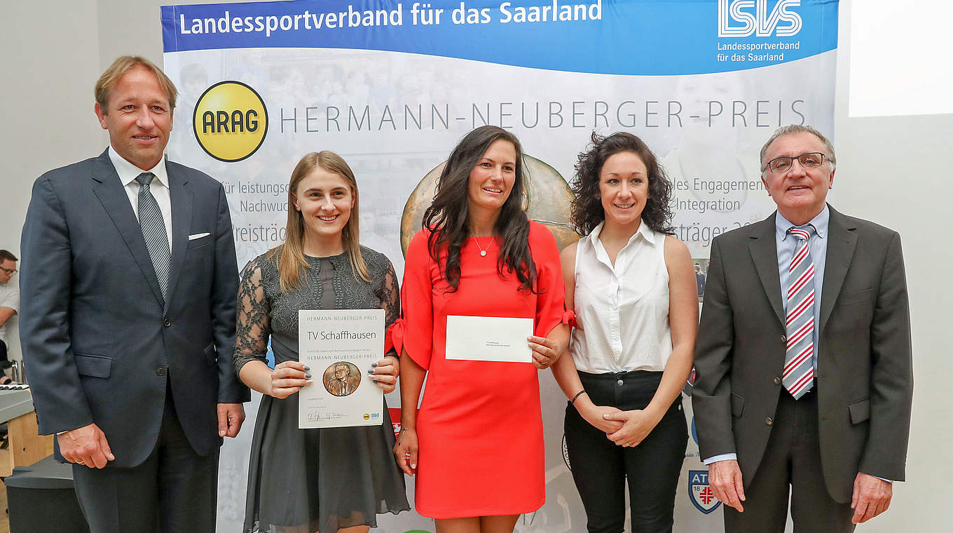 Siegerehrung mit Nadine Keßler (2.v.r.): Hauptpreisträger TV Schaffhausen © 2018 Getty Images