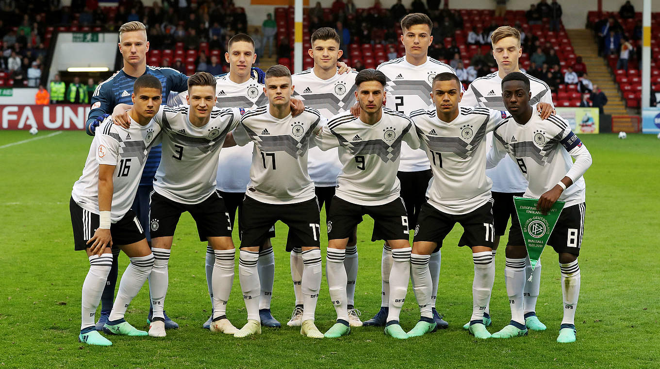 Aufstellen zum Mannschaftsfoto: Das deutsche U 17-Team © UEFA