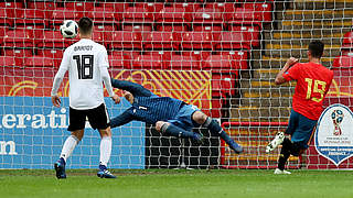 Goalkeeper Unbehaun (centre) reaches out to no avail © UEFA