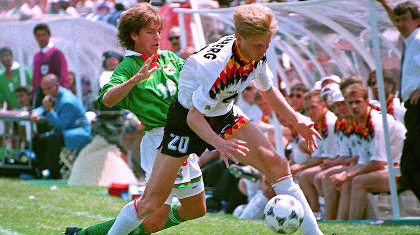 Stefan Effenberg in Aktion: Der Mittelfeldspieler ist kaum vom Ball zu trennen © Getty Images