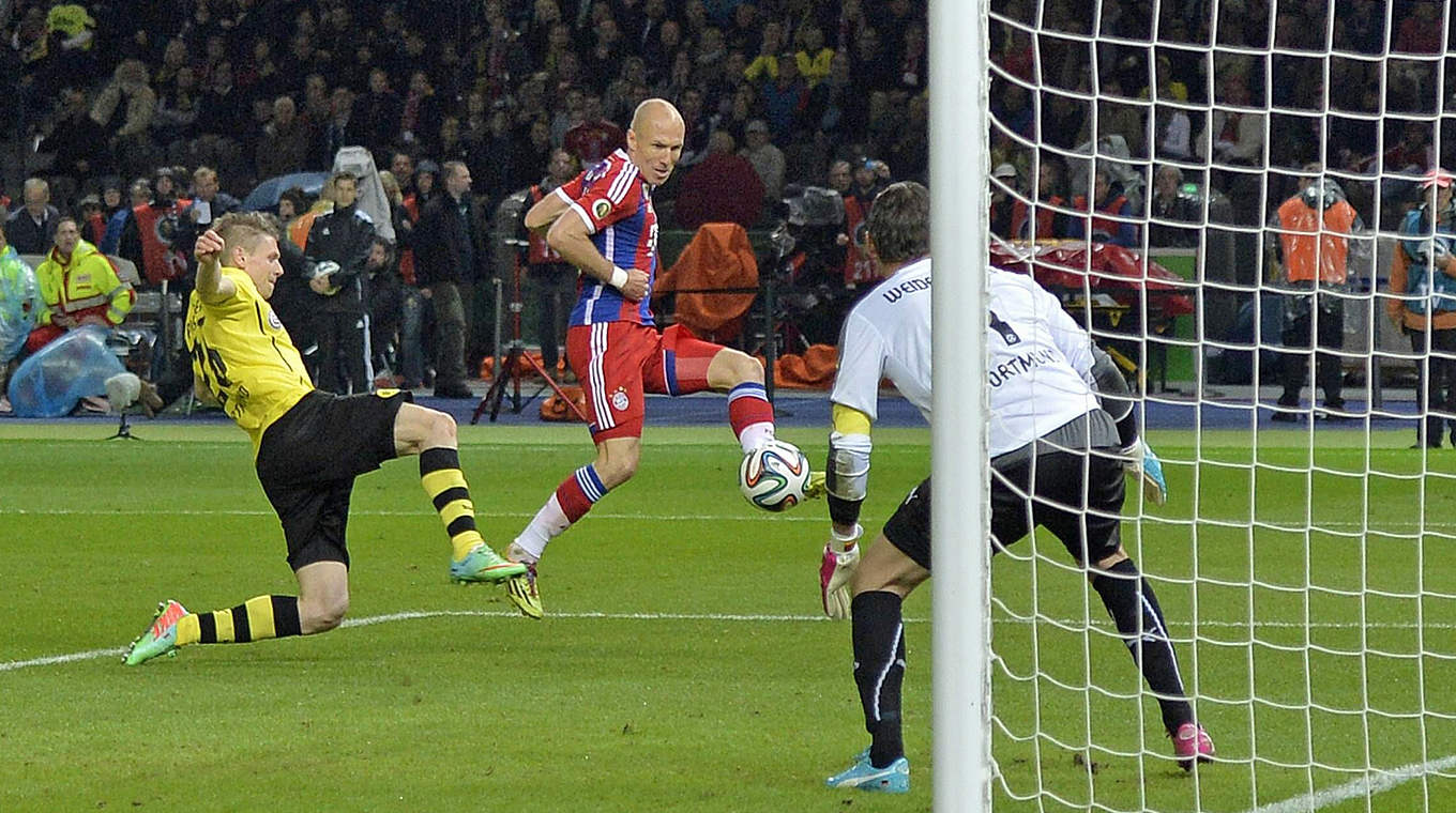 Der BVB-Schreck schlägt zu: Arjen Robben (M.) trifft im DFB-Pokalfinale 2014 zum 1:0 © imago/MIS