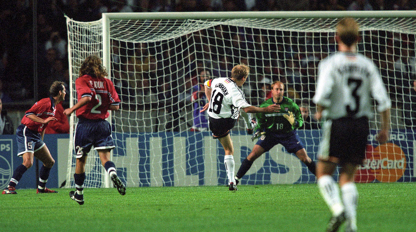Deckel drauf: Jürgen Klinsmann (3.v.l.) markiert sehenswert das 2:0 © imago sportfotodienst