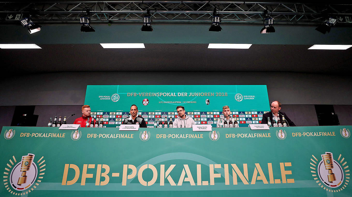 Große Bühne in Berlin: Die beiden Trainer und Spieler bei der offiziellen Spiel-PK © 2018 Getty Images