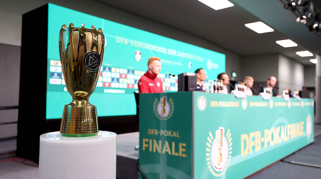 Mit neuem Pokal ins 32. Junioren-Pokalfinale: Kaiserslautern und Freiburg mit Vorfreude © 2018 Getty Images