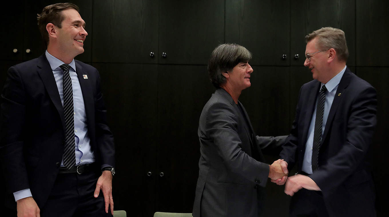 Mit dem Handschlag noch einmal besiegelt: DFB-Präsident Grindel (r.) und Jogi Löw © 2018 Getty Images