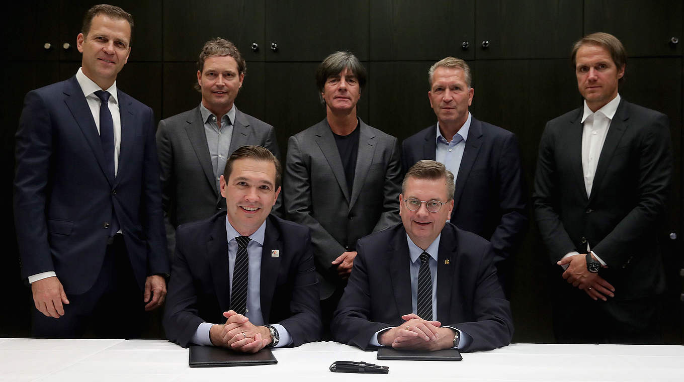 Gruppenbild nach Unterschrift: Bierhoff, Sorg, Löw, Köpke, Schneider (o.v.l.) mit Curtius (u.l.) und Grindel © 2018 Getty Images
