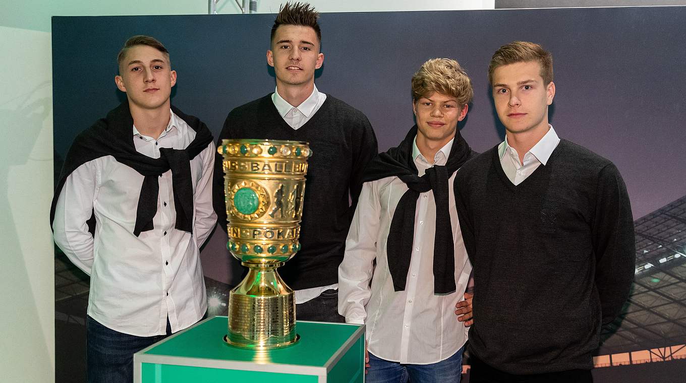 Erinnerungsfoto mit dem DFB-Pokal.  © Getty Images