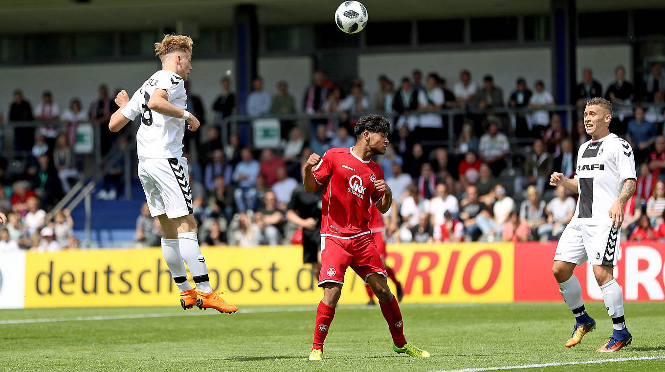 Die Entscheidung: Carlo Boukhalfa (l.) köpft zum Freiburger 2:1 ein © 2018 Getty Images Die Entscheidung: Carlo Boukhalfa (l.) köpft zum Freiburger 2:1 ein © 2018 Getty Images