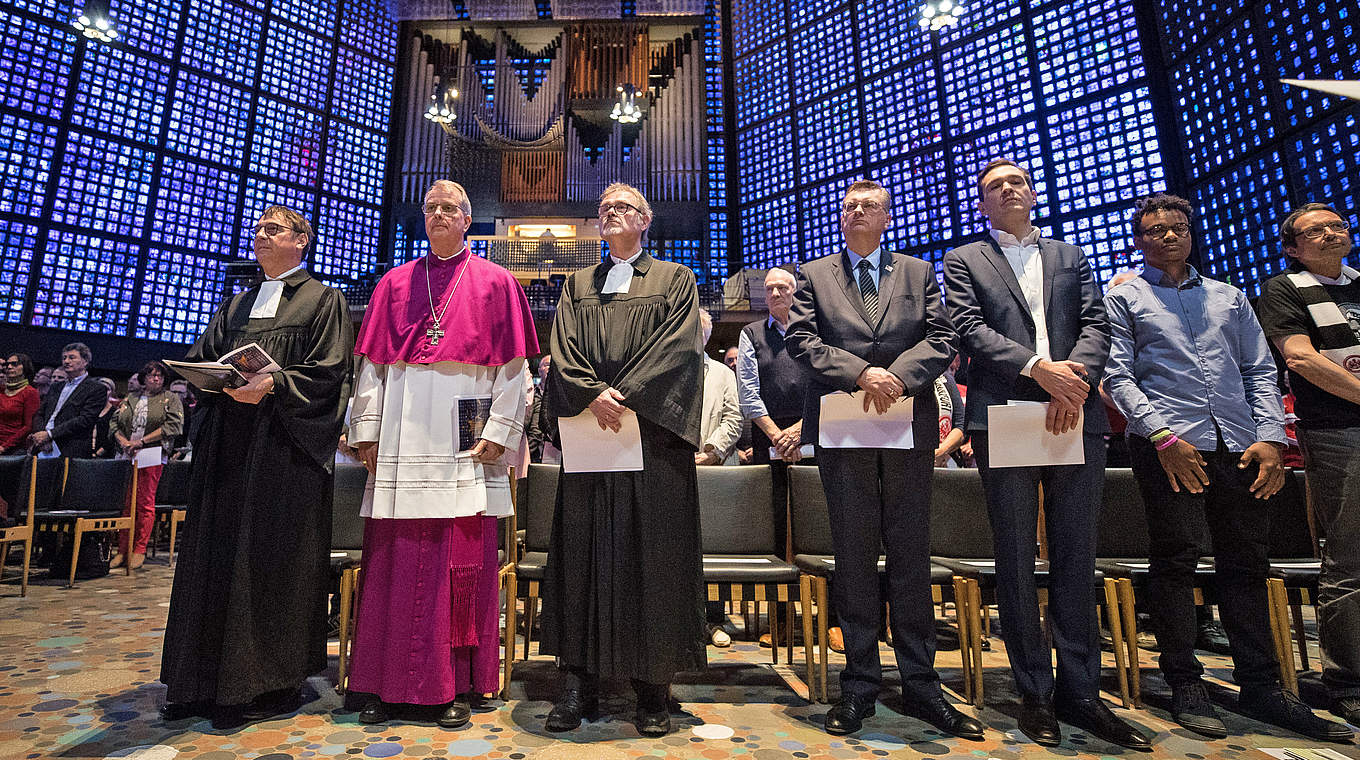 Pfarrer Martin Germer (2.v.l.): Hält die Predigt in der Gedächtniskirche © 2018 Getty Images