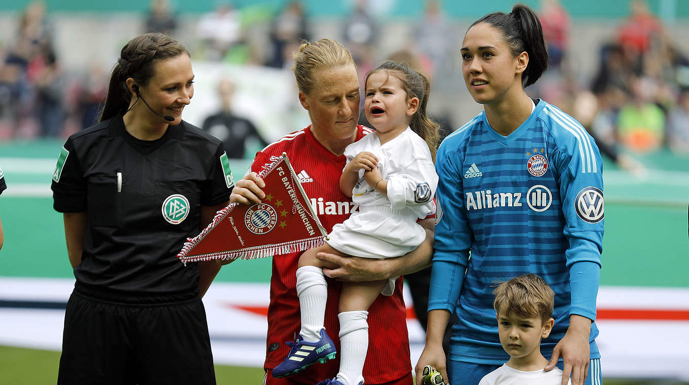 Vor dem Anpfiff: Münchens Spielführerin Melanie Behringer (2.v.l.) © 2018 Getty Images