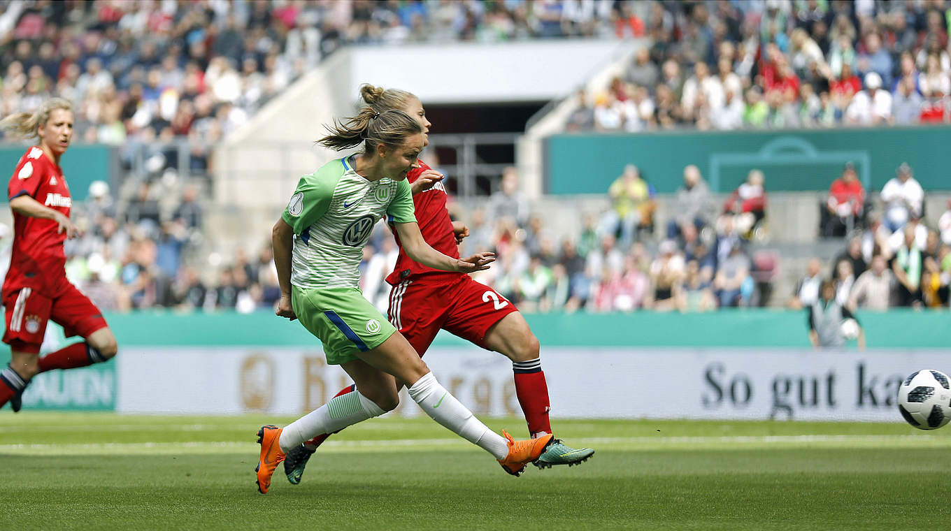 Große Chance: Wolfsburgs Carolin Hansen (r.) kommt zum Abschluss  © 2018 Getty Images
