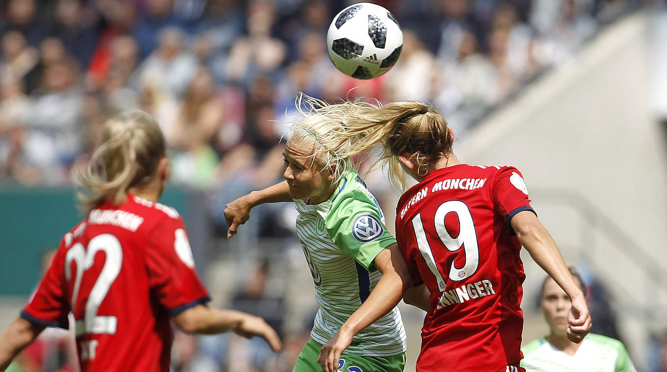 Kopfballduell: Pernille Harder (2.v.l.) und Carina Wenninger (r.) duellieren sich in der Luft © 2018 Getty Images
