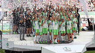 Wolfsburg feiert: der Meister macht im Elfmeterschießen das Double perfekt © imago/Hartenfelser