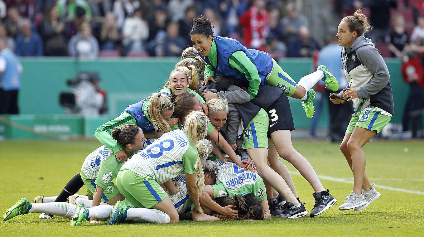 Wolfsburger Jubeltraube: Siegtorschützin Hansen wird von Teamkolleginnen begraben © 2018 Getty Images