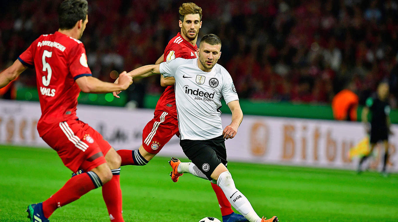 Von Hummels nicht zu stoppen: Frankfurts Doppeltorschütze Rebic © Getty Images