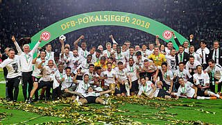 Frankfurt celebrate their first trophy since 1988 - the 2018 DFB-Pokal! © 2018 Getty Images