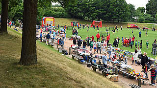 Bei Turnieren oft überfüllt: Spielfeld und Laufbahn © Conny Kurth