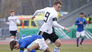 Erzielt die Führung für Gladbach: U 16-Nationalspieler Mika Schroers © imago/Pressefoto Baumann