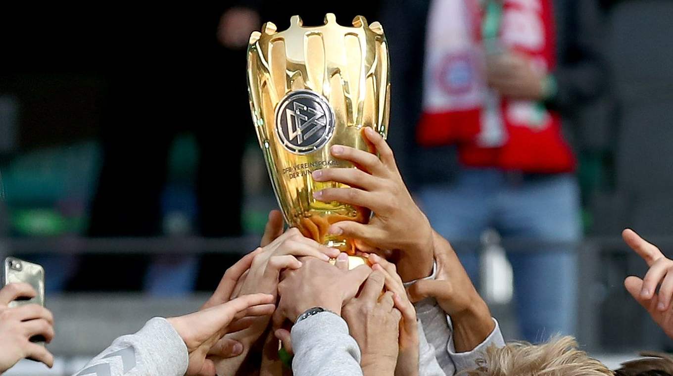 Da ist das Ding: Der neue DFB-Vereinspokal der Junioren in den Händen des SC Freiburg. © 2018 Getty Images
