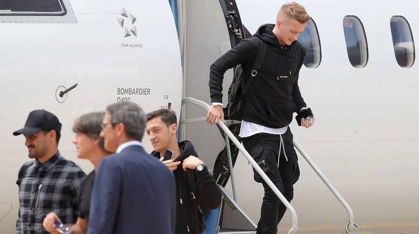 In Eppan: Marco Reus steigt aus dem Flieger © 2018 Bongarts/Getty Images