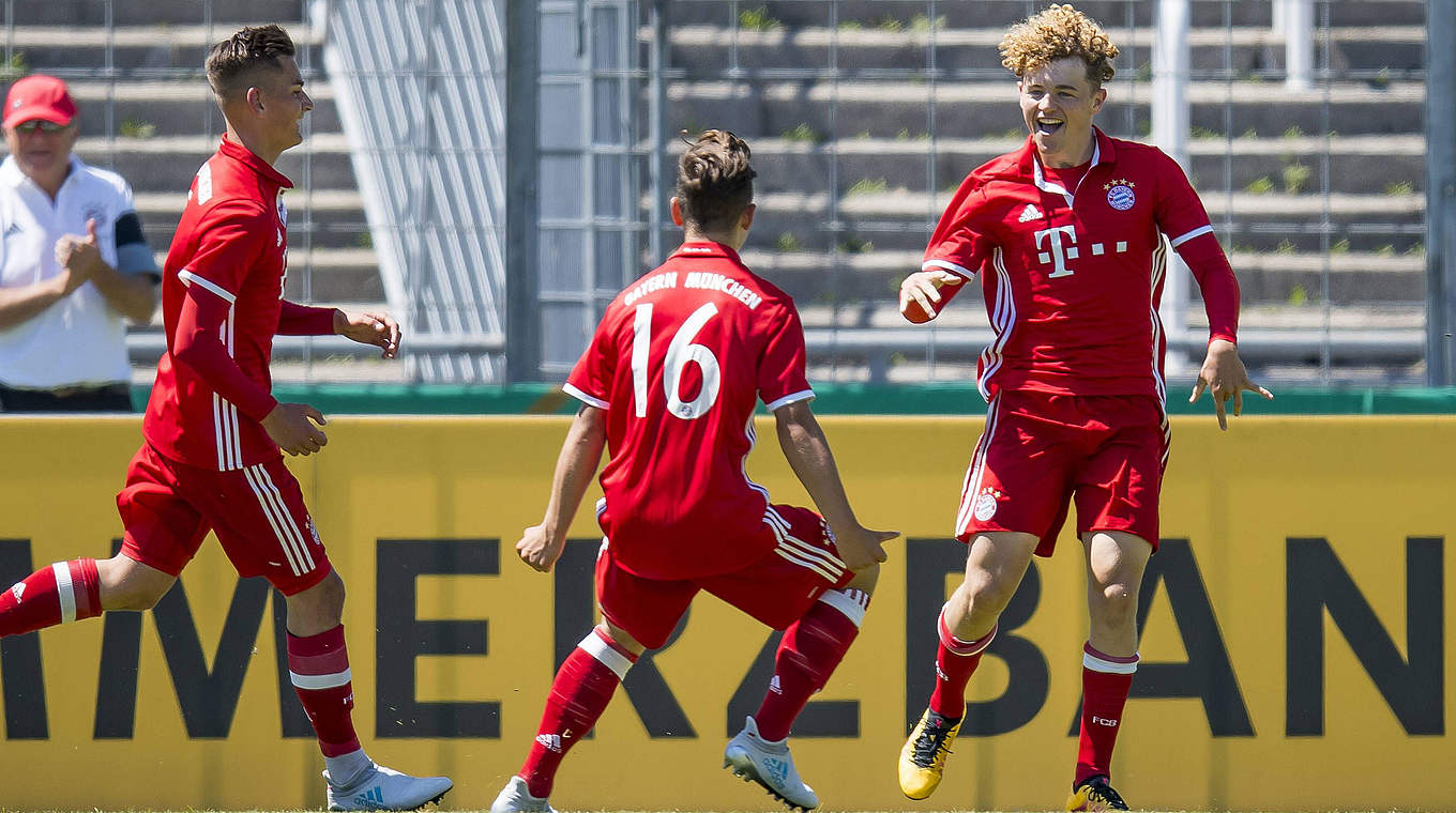 Dreimal für Tabellenführer FC Bayern in Freiburg erfolgreich: Benedict Hollerbach (r.) © imago/Nordphoto