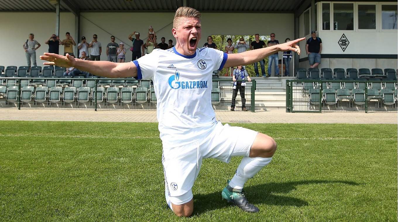 Jonathan Riemer und der FC Schalke 04 sicherten sich als Meister der Bundesliga-Staffel West das Endrundenticket.  © Getty Images