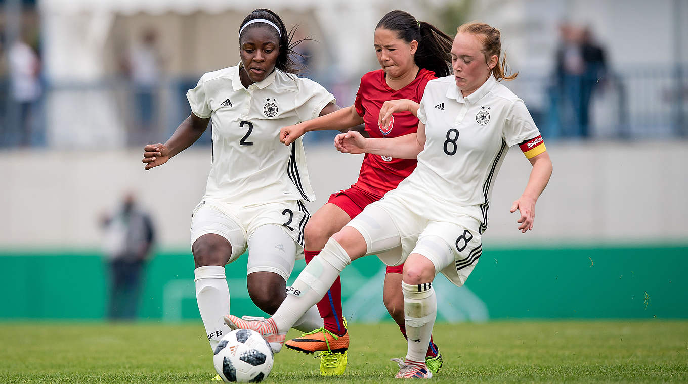 Testet erneut gegen Tschechien: die U 15-Auswahl um Kapitänin Lisanne Gräwe (r.) © 2018 Getty Images