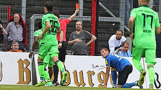 Ist für zwei Spiele gesperrt: Saarbrückens Kevin Behrens (2.v.r.) © imago/masterpress