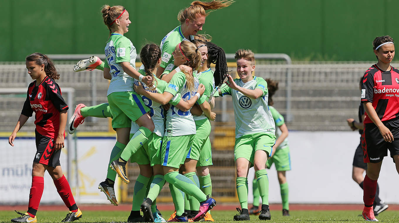 Die Spielerinnen des VfL Wolfsburg jubeln: Elizabeth Enya (M.) erzielt das Tor des Tages © 2018 Getty Images