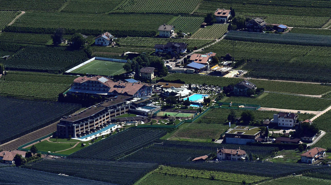 Liegt in den Weinbergen von Südtirol: das deutsche Teamhotel Weinegg in Eppan © DFB