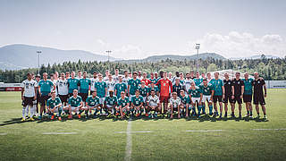 Die Mannschaften: Das A-Team und die U 20 posieren gemeinsam für ein Foto © © Philipp Reinhard, 2018