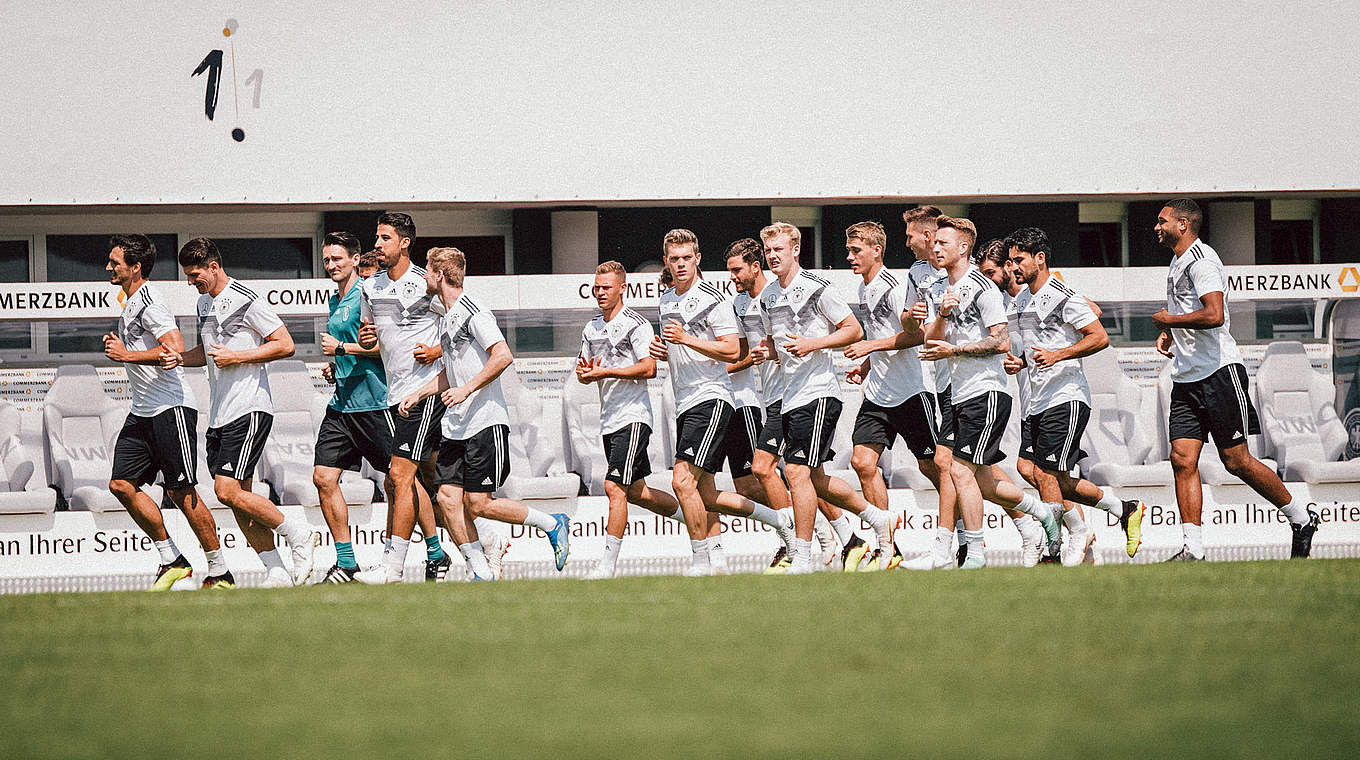 Runden drehen: Die Nationalspieler laufen sich warm, um auf Betriebstemperatur zu kommen © © Philipp Reinhard, 2018