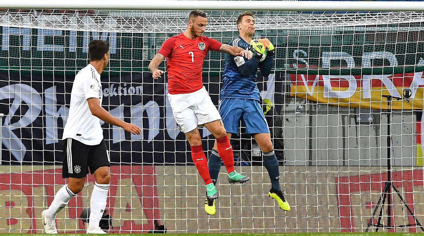 The game saw captain Manuel Neuer celebrate his return from injury at long last:  © AFP/Getty Images