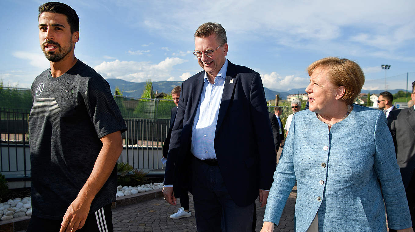 Vorfahrt um 18.09 Uhr: DFB-Präsident Grindel empfängt Bundeskanzlerin Merkel © GES/Markus Gilliar/Poolphoto