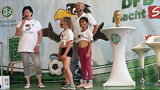 Heiß begehrtes Fotomotiv: der WM-Pokal ist bei den Kids besonders beliebt © DFB