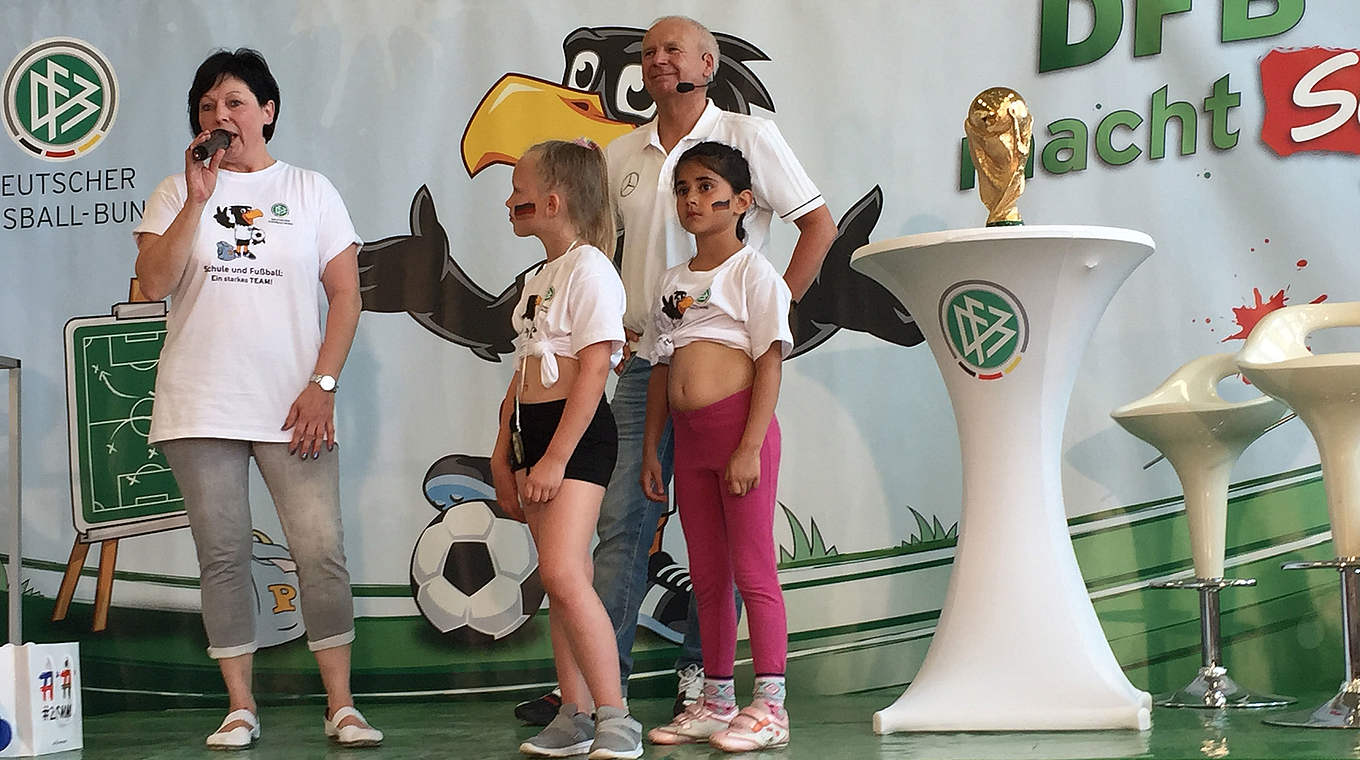 Heiß begehrtes Fotomotiv: der WM-Pokal ist bei den Kids besonders beliebt © DFB