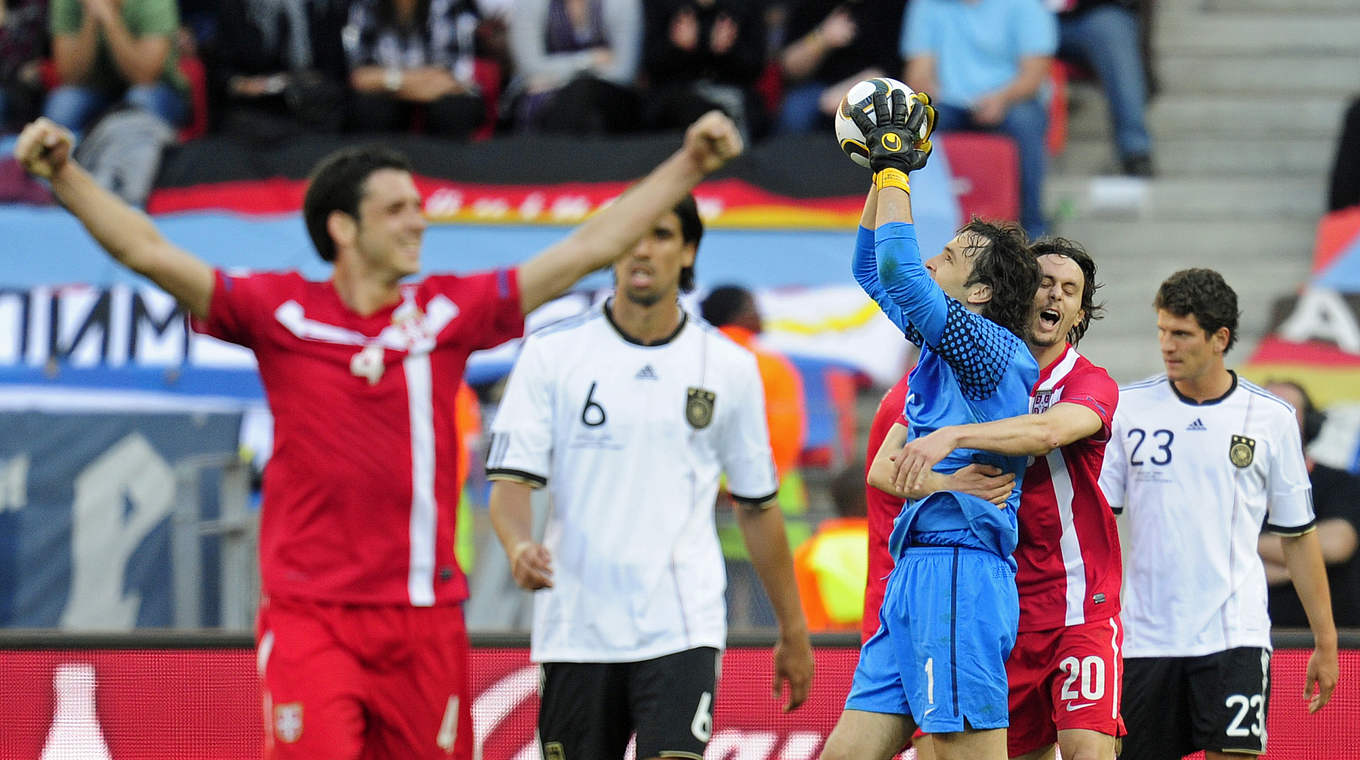Freut sich über den ersten Sieg gegen Deutschland: Serbien © 2010 AFP