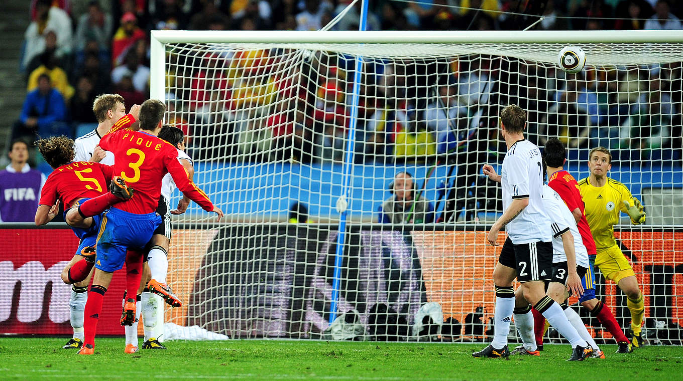 Der Knock-out für das DFB-Team: Carles Puyol trifft nach einer Ecke per Kopf © 2010 Getty Images