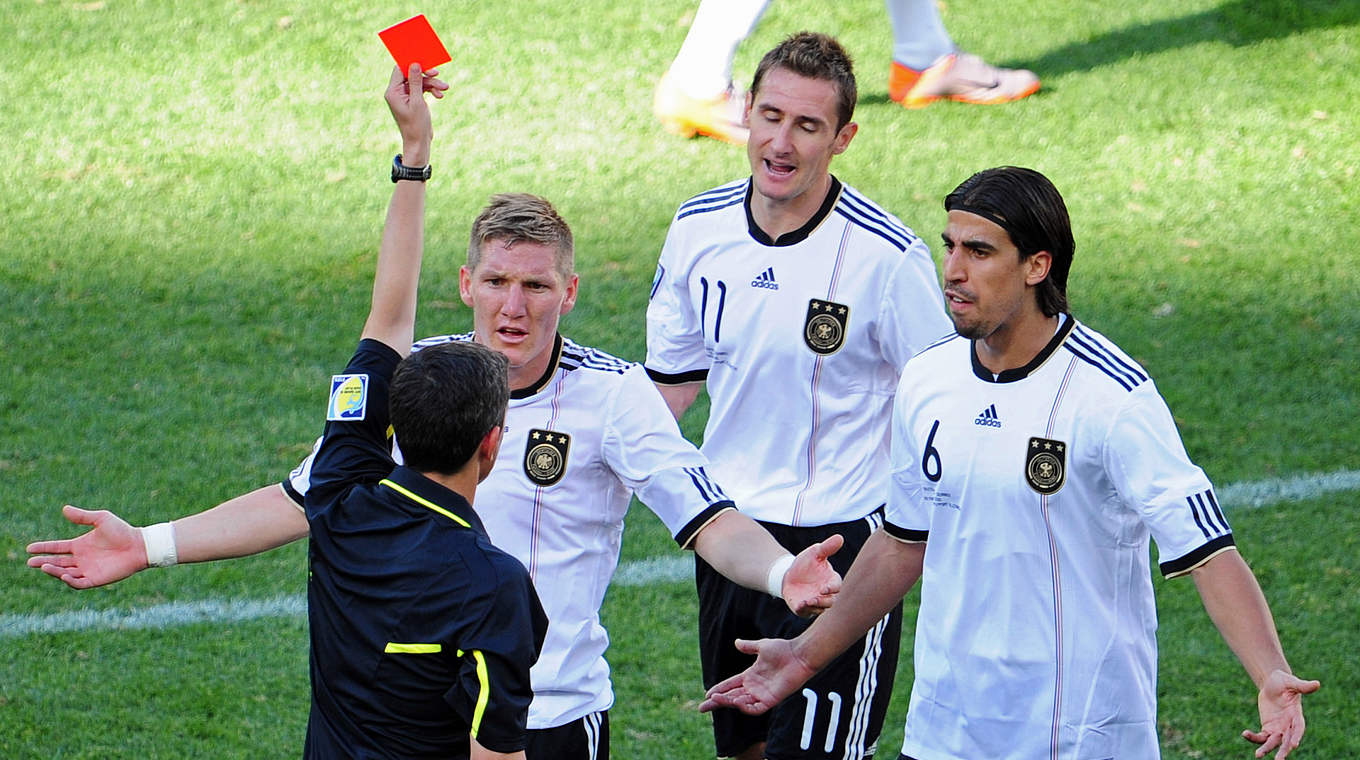 Sieht vom Schiedsrichter die Rote Karte: Miroslav Klose (2.v.r.) © 2010 AFP