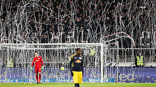 Warfen Tennisbälle und Luftschlangen auf den Platz: Frankfurt-Anhänger © AFP/GettyImages