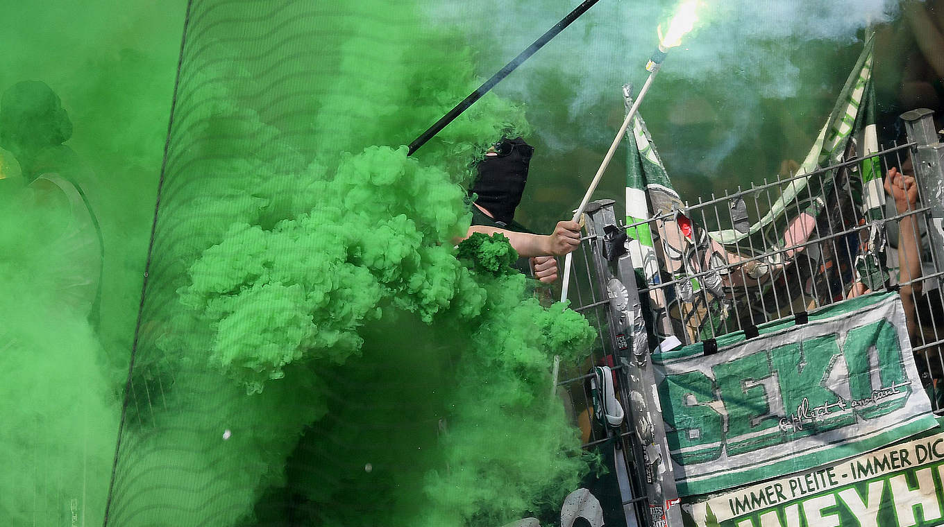 Mit Pyrotechnik im Block: Anhänger von Werder Bremen © 2018 Getty Images